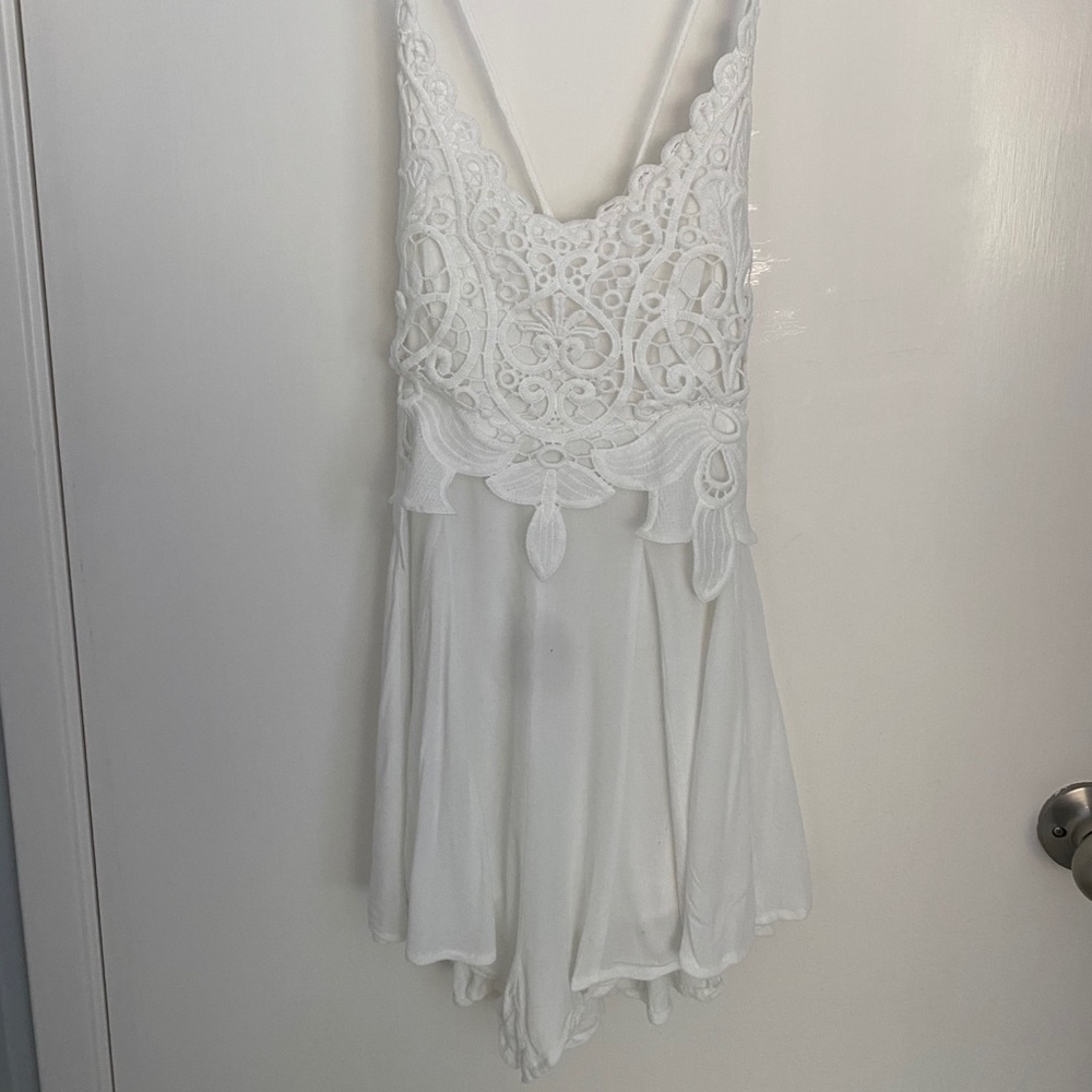 Lulu’s floral white romper with adjustable straps